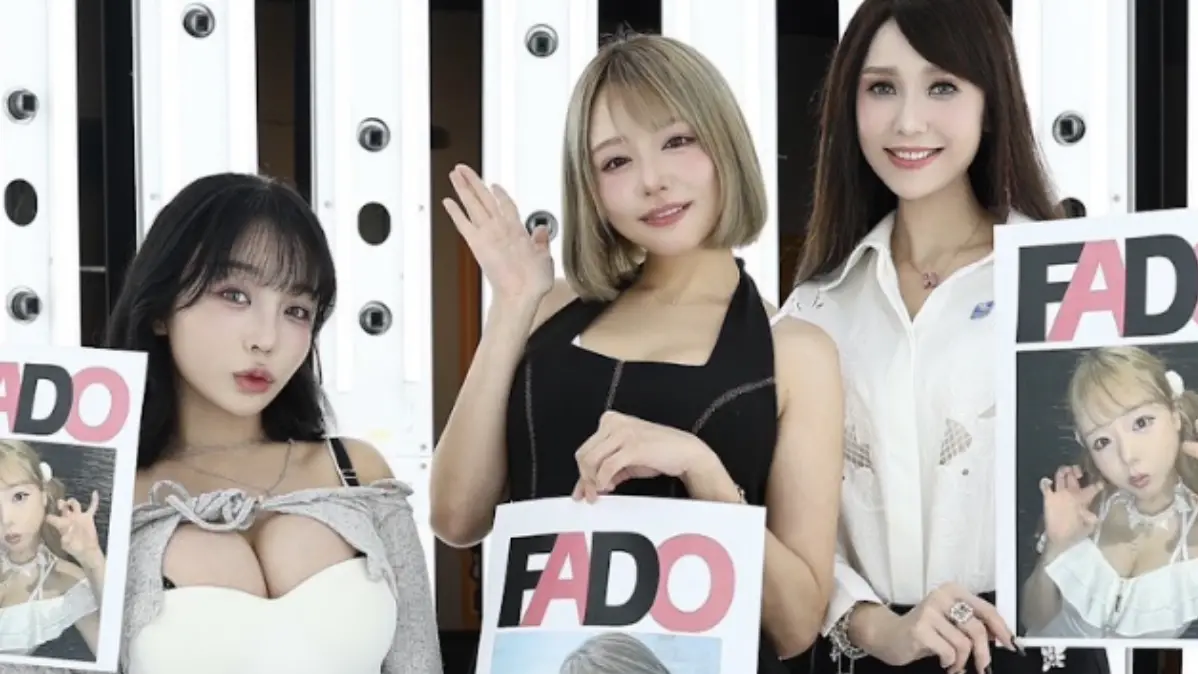 ▲日本知名AV女優濱崎真緒（中）去年無預警引退，今（13）日有了新動向，正式加盟亞洲AR寫真品牌「FADO」，並同時推出首本AR寫真，興奮喊話粉絲：「把我帶回、走進你房間，一定要支持收藏！」（圖／FADO提供）