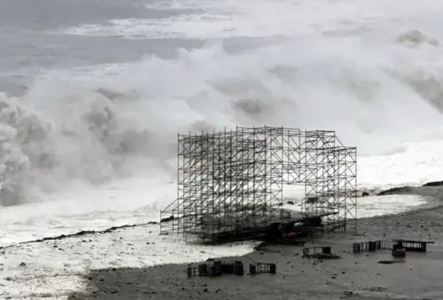 ▲金崙沙灘搭設好的海洋音樂節舞台遭巨浪侵襲。（圖／太麻里鄉公所）