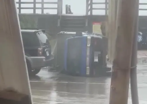 ▲楊柳颱風通過台東，有小貨車被颱風吹翻在地，一旁還有機車被吹倒在路上。（圖／Threads＠jimmy1pong授權提供）