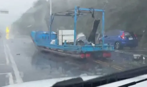 ▲台東富岡里有漁船被吹到馬路上。（圖／翻攝畫面）