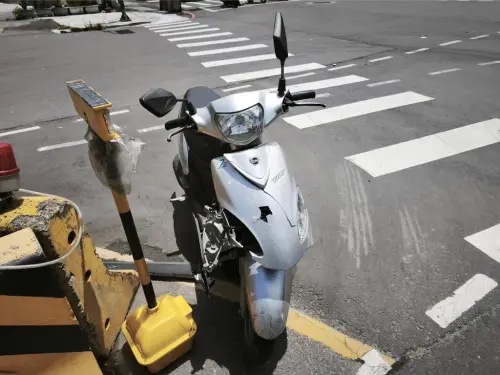 ▲新北樹林機車騎士闖紅燈遭轎車撞飛傷重不治。（圖／翻攝畫面）