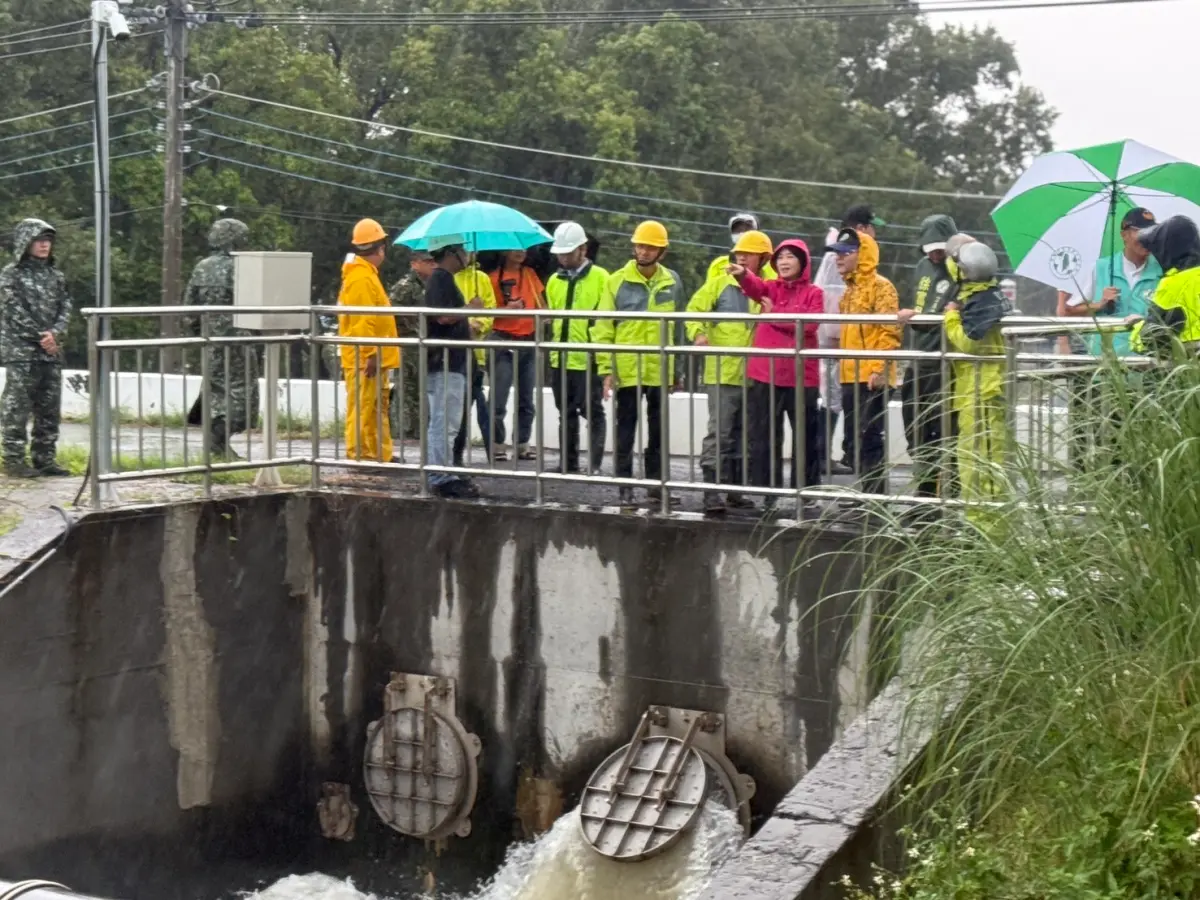 ▲楊柳颱風來襲，周春米視察林邊官埔抽水站。（圖／屏東縣府提供）