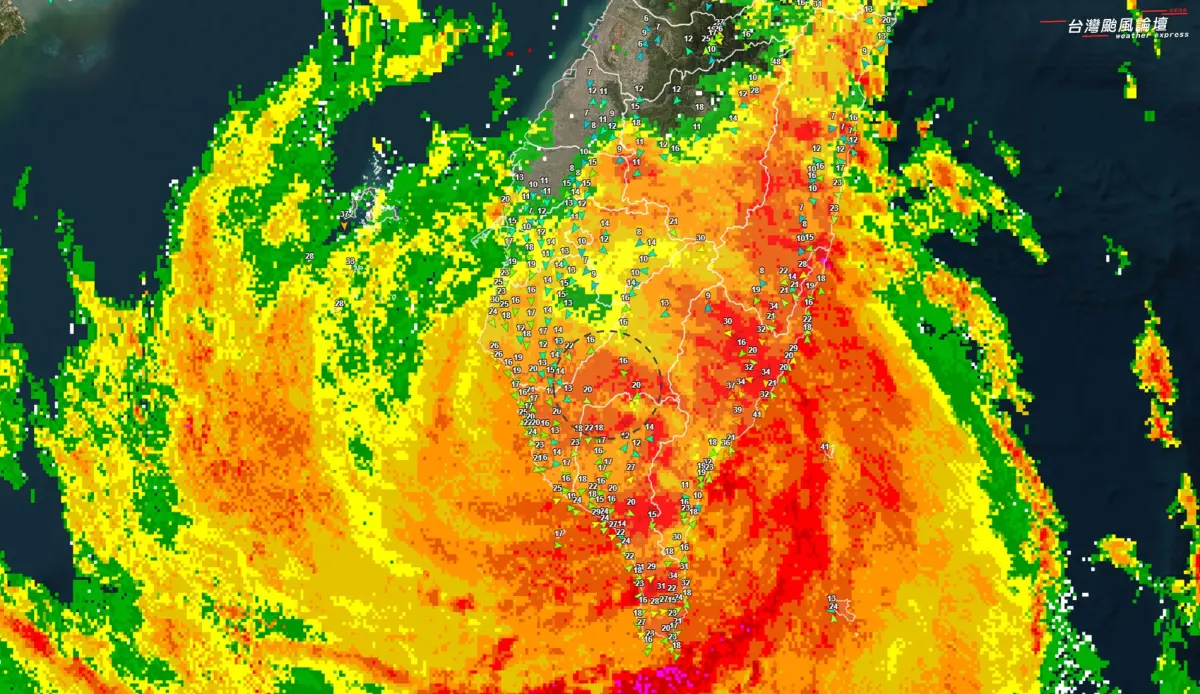 ▲《台灣颱風論壇｜天氣特急》透過雷達與即時風場觀測發現，楊柳已經翻越中央山脈南段。（圖／台灣颱風論壇｜天氣特急臉書）