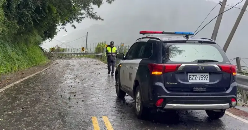 ▲台中市梨山地區風雨漸大，下午已停班課，警車在山路進行警戒。（圖／翻攝臉書社團梨山大小事，2025.08.13）