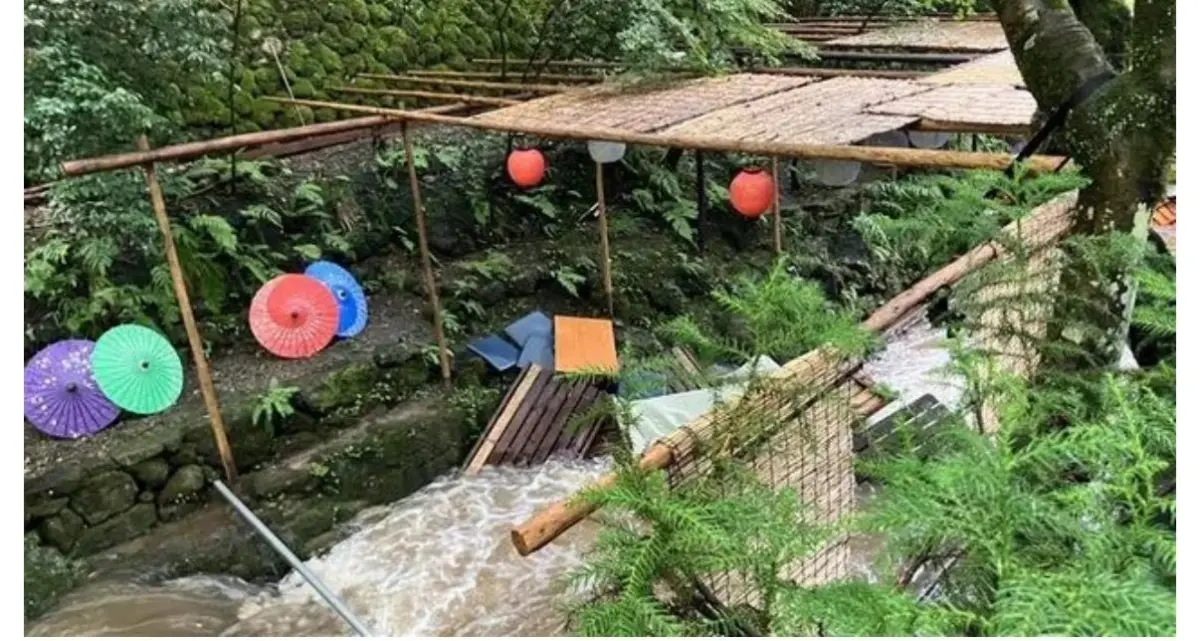 ▲日本京都知名的旅遊景點「川床料理」昨（12日）突發生意外，六名遊客當時正在享用美食，但川床突然坍塌，整組人連桌椅都掉入河中，一名70多歲女顧客受傷。（圖／翻攝自Ｘ／sirodanuki）