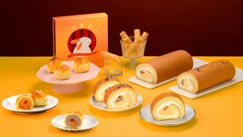 ▲亞尼克中秋以蛋黃酥為靈感，推出兩款期間限定新品，此外，也首度獻上「奶黃流心蛋黃酥禮盒」。（圖／亞尼克提供）