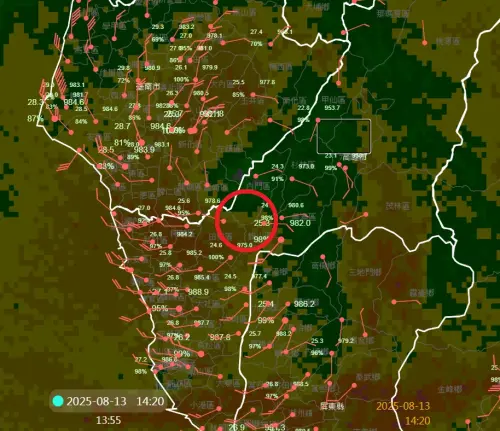 ▲前氣象局長鄭明典以下午2點20分風場圖分析，楊柳颱風跨過中央山脈之後，結構並沒有被破壞。（圖／鄭明典臉書）