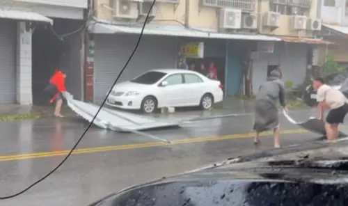 ▲台東鄉親忙著將地上掉落的鐵皮撿起，以防止它們繼續亂飛造成災情。（圖／台東臉書災害通報）