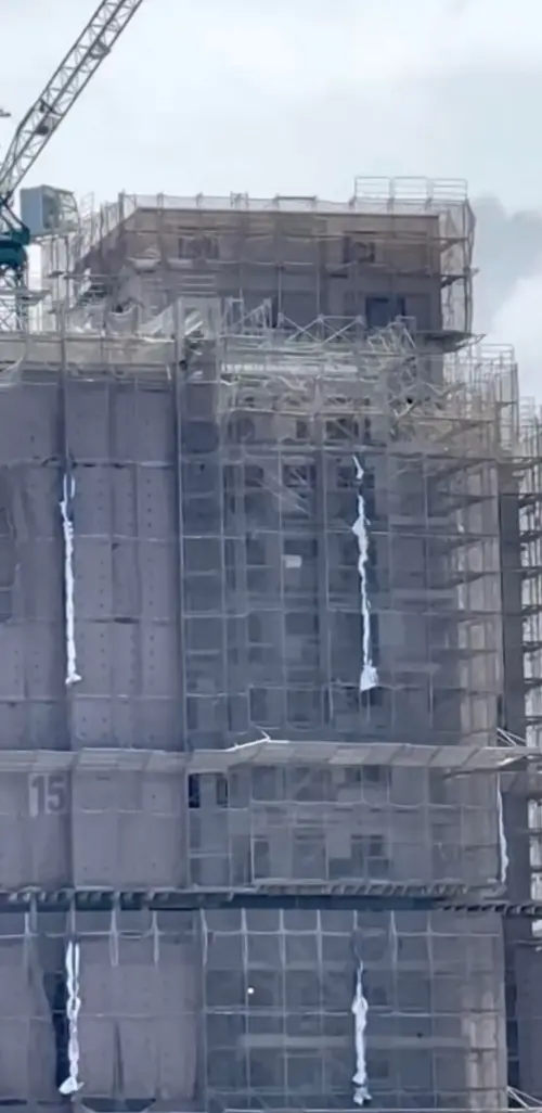 ▲位在桃園中華路中山路高樓工地鷹架也被楊柳颱風的強陣風吹垮。（圖／內壢大小事）