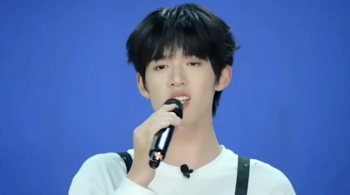 ▲「時代峰峻」旗下練習生官俊臣（如圖）進行歌唱考核，怎料破音片段被瘋狂轉載；事後，偶像男團「ARKis」成員伍承慶發出1段8秒錄音嘲諷，惹來對方粉絲不滿，今（13）日稍早他親上線道歉。（圖／翻攝自微博）