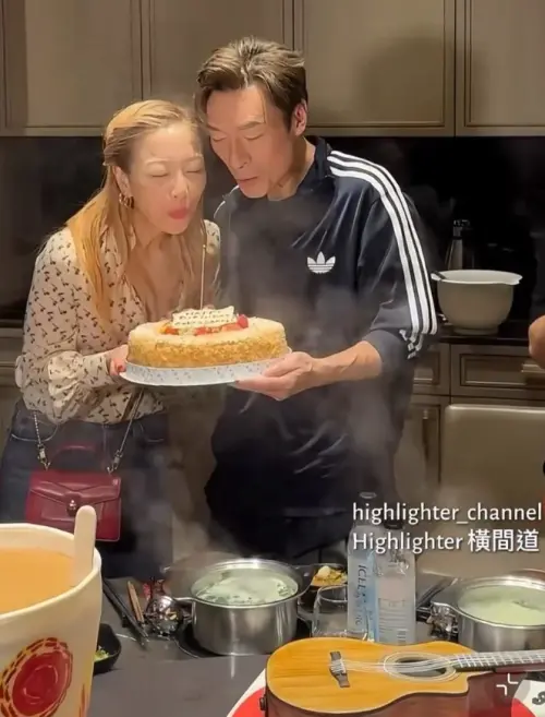 ▲▲許志安（右）在慶生派對上緊貼老婆鄭秀文（左），兩人結婚12年，感情依舊恩愛甜蜜，一起挺過許志安的外遇風波。（圖／小紅書＠摸摸貓）