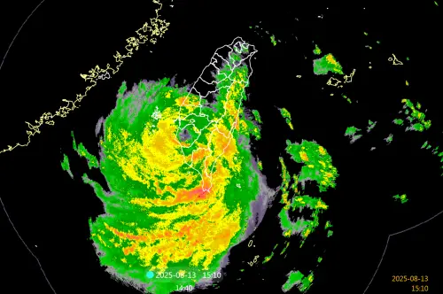▲氣象署今天已陸續針對蘭嶼、綠島、臺東部分鄉鎮及稍早前對正在起風的台南市部分鄉鎮發布了颱風強風告警。（圖／中央氣象署劇烈天氣監測系統）