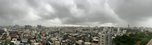 ▲氣象團隊台灣颱風論壇小編在台南拍到颱風中心短暫無風雨的情況。（圖／翻攝台灣颱風論壇｜天氣特急）