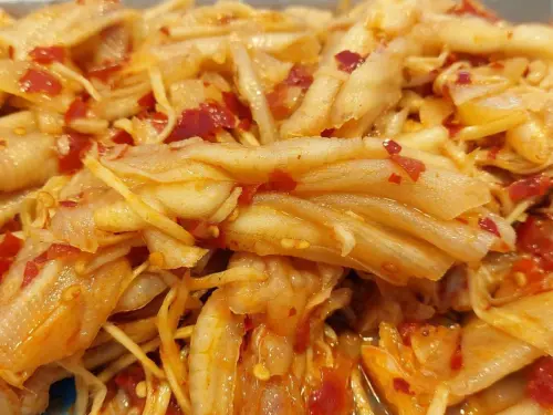 ▲鴻福源涼拌小菜系列有10餘品項，圖為涼拌甜辣無骨鴨掌，是小酌時刻的絕配。（圖／業者提供）