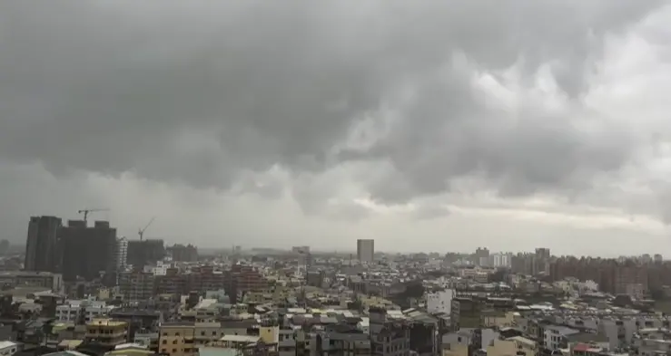 ▲楊柳颱風中心抵達台南，有許多在地人都目睹颱風眼風雨突然寧靜的狀況。（圖／翻攝《台灣颱風論壇｜天氣特急》臉書）