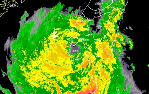 ▲中央氣象署的雷達與風場圖觀測到台南大範圍進入颱風中心的過程。（圖／中央氣象署cwa.gov.tw）