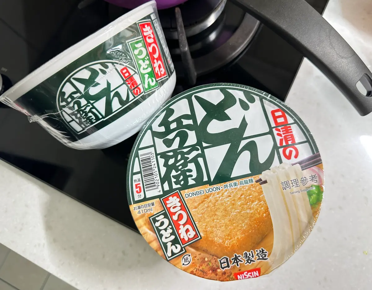 ▲日清咚兵衛油豆腐烏龍麵是momo購物網2025年上半年銷量最好的泡麵。（圖／記者周淑萍攝）