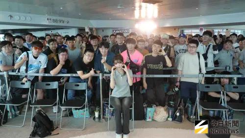 ▲李珠珢（中）今日舉辦「全台最高見面會」，興奮與粉絲們合照。（圖／讀者提供）