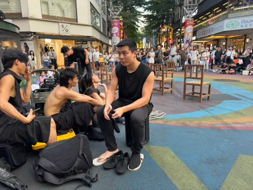 ▲火舞表演者謝岳鵬返台後，除了擔任反詐騙大使之外，平時在西門町廣場演出。（圖／記者陳偉周攝）