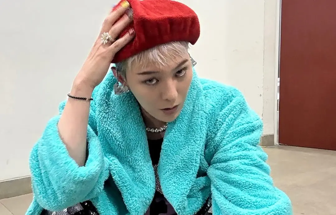 ▲GD（如圖）於本月8日至10日一連3天在香港開唱，但沒想到意外爆出爭議，現場竟有粉絲高舉「把勝利帶來」的海報，被網友罵翻，GD看到後馬上轉頭。（圖／IG@8lo8lo8lowme）