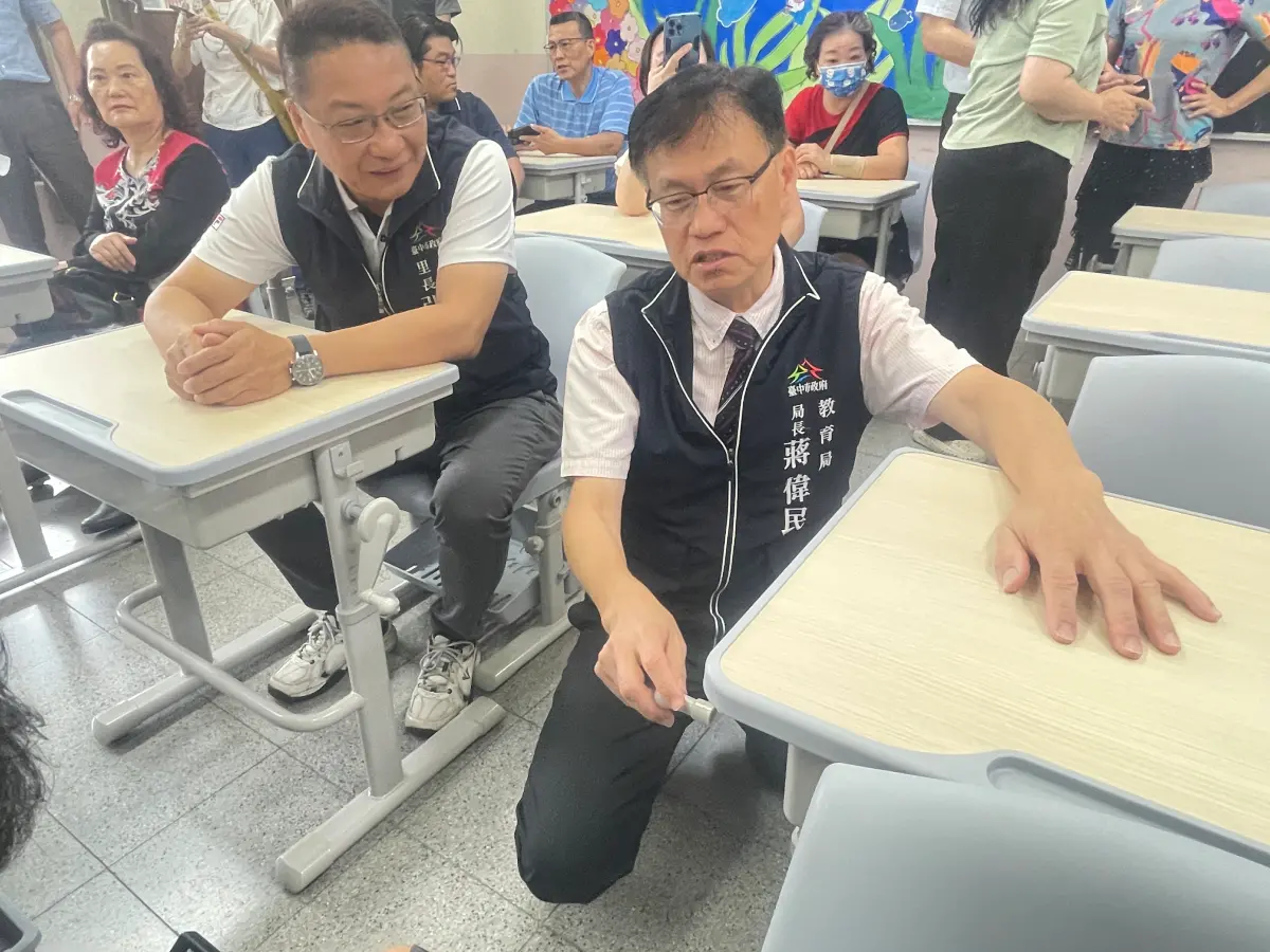 ▲教育局長蔣偉民親自調整課桌椅高度(圖／教育局提供2025.8.13)