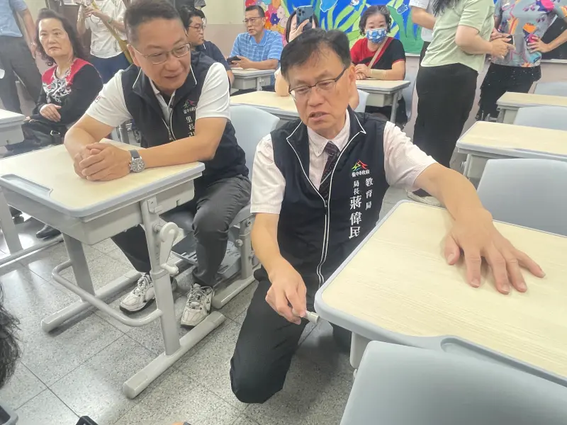 ▲教育局長蔣偉民親自調整課桌椅高度(圖／教育局提供2025.8.13)