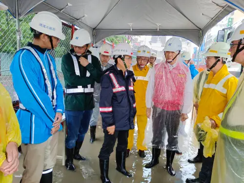 楊柳颱風來襲　林欽榮、吳嘉昌視察高捷岡山路竹延伸線
