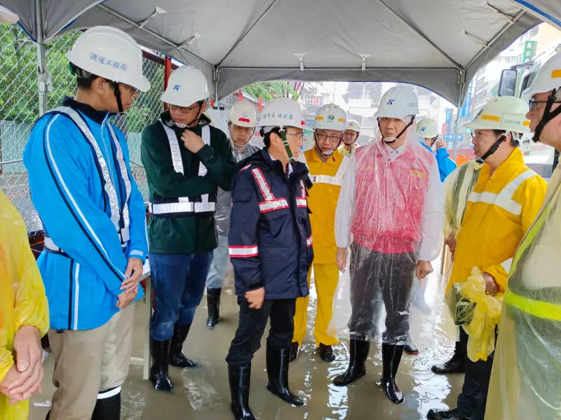 楊柳颱風來襲　林欽榮、吳嘉昌視察高捷岡山路竹延伸線