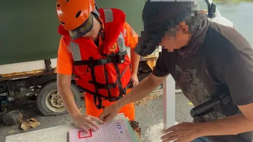 講不聽！颱風天屏東男闖東港海邊遭查獲　恐吃25萬元罰鍰
