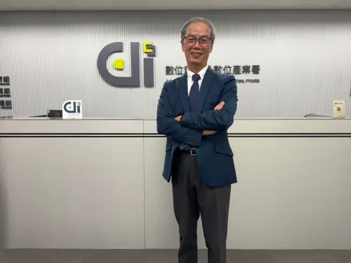 ▲數位發展部數位產業署署長林俊秀，接受NOWNEWS專訪談打詐甘苦談。（圖／記者陳偉周攝）