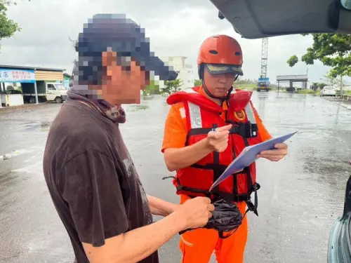 ▲楊柳颱風來襲，但今天上午一名鍾姓男子竟無視禁令闖入屏東東港海邊，遭海巡查獲開罰。（圖／海巡提供）