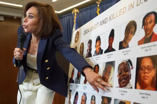 ▲美國華盛頓特區首席聯邦檢察官皮羅（Jeanine Pirro）指著三歲小女孩的照片，描述2024年華盛頓發生的謀殺案。（圖／美聯社／達志影像）