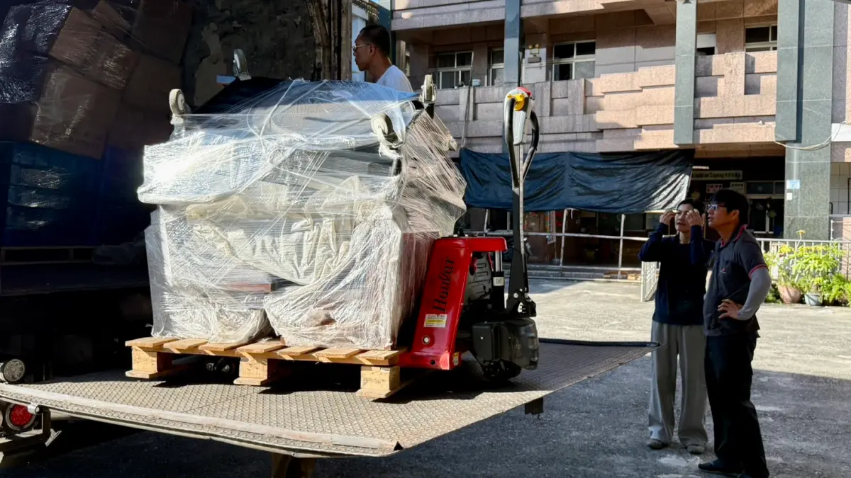 ▲大型廚房蒸爐、保溫車、沙發、餐桌及多組桌椅等物資抵達花蓮太巴塱部落。（圖／台中港酒店提供）