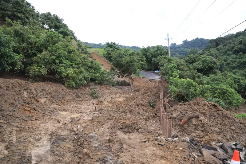▲中市霧峰區桐林里暗坑巷7月底因連日豪雨邊坡滑落，影響道路長度約30公尺，造成道路中斷無法通行(圖／市政府提供2025.8.13)