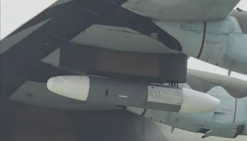 ▲中科院以「玄戟專案」為名為空軍IDF經國號戰機研發外掛式電戰莢艙，近日被目擊由C-130H運輸機掛載在兩翼派龍下升空測試。（圖／全球防衛雜誌授權提供）