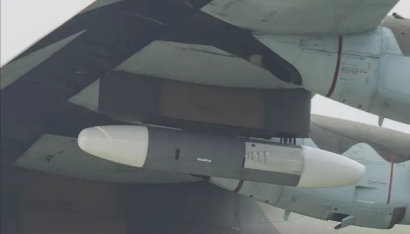    ▲中科院以「玄戟專案」為名為空軍IDF經國號戰機研發外掛式電戰莢艙，近日被目擊由C-130H運輸機掛載在兩翼派龍下升空測試。（圖／全球防衛雜誌授權提供）  