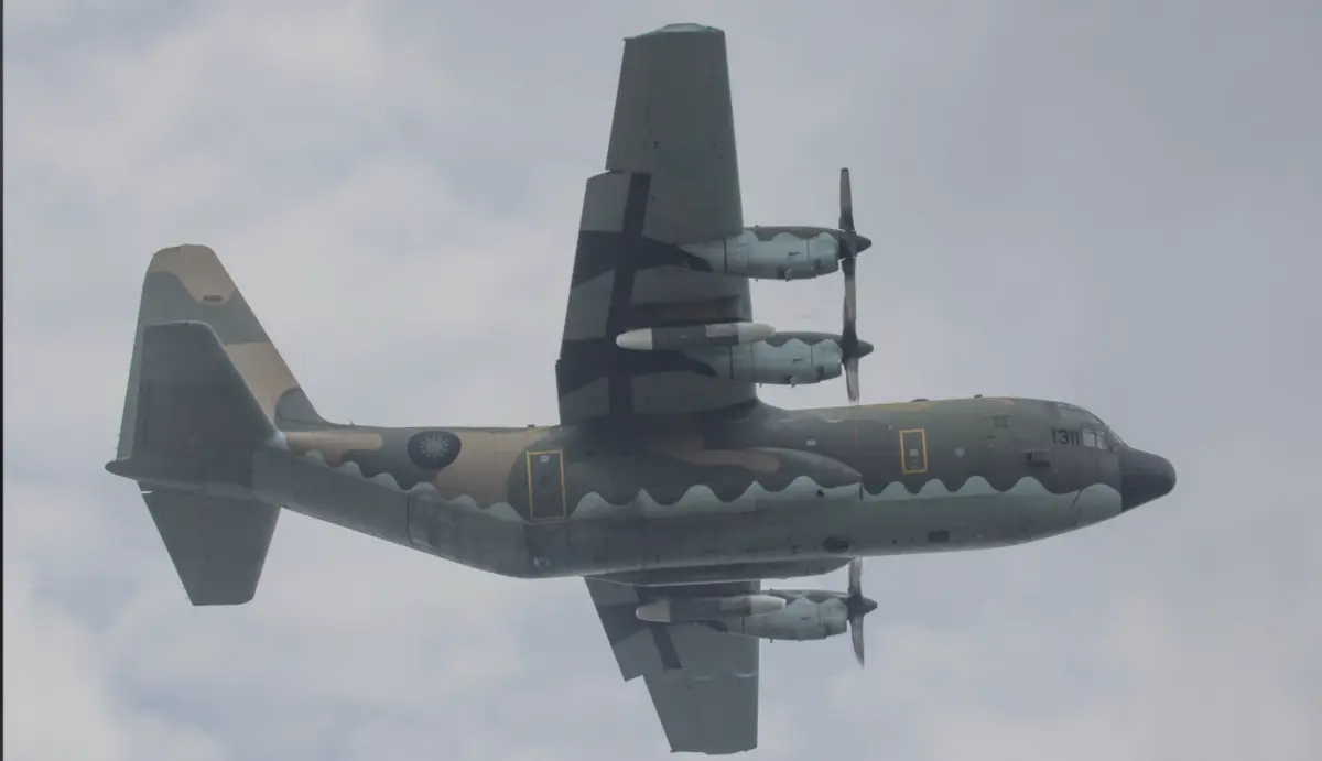 ▲▲中科院以「玄戟專案」為名為空軍IDF經國號戰機研發外掛式電戰莢艙，近日被目擊由C-130H運輸機掛載在兩翼派龍下升空測試。（圖／全球防衛雜誌授權提供）