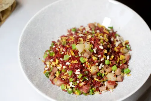 ▲「梅菜叉燒帶子粒炒脆紅米飯」也是「港灣壹號」的招牌菜，外型醒目，吃起來鮮爽美味。（圖／記者葉盛耀攝）