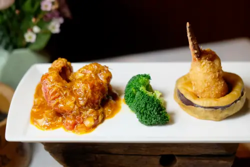 ▲「椒鹽百花龍蝦鉗拌無錫汁燴波士頓龍蝦」將龍蝦肉做成兩吃，同樣鮮爽脆口。（圖／記者葉盛耀攝）