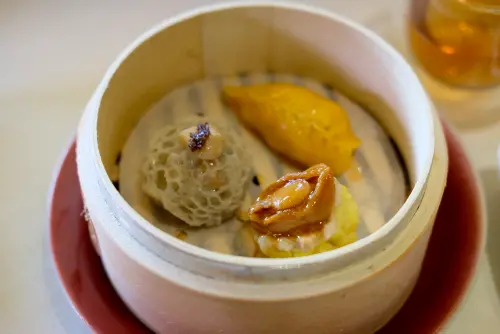 ▲多樣點心中，首推「麻辣鮮蝦魚米餃」，是帶著微辣香麻的惹味點心。（圖／記者葉盛耀攝）