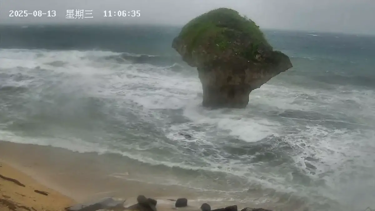 ▲位於小琉球花瓶岩旁的鏡頭君，鏡頭原先瞄準著花瓶岩，但後續受到楊柳颱風的風勢影響，拍攝角度越來越低。（圖／YT@大鵬灣國家風景區管理處）