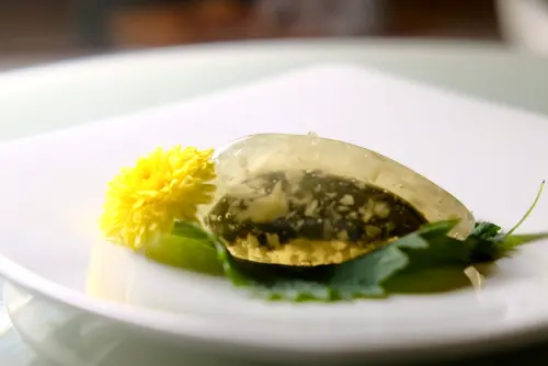 ▲「港灣壹號」的必點菜「水晶皮蛋子薑」外圈是魚膠粉做成的鮮凍，透光能看得到裡頭包有皮蛋。（圖／記者葉盛耀攝）