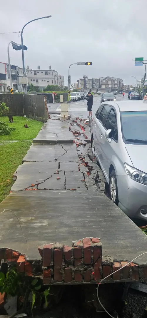 ▲台東市仁昌街有整片長牆壁遭強風吹倒。（圖／台東臉書災害通報）