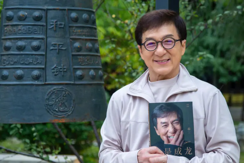 ▲成龍（如圖）在澳門晚會上與容祖兒同桌，被拍到觸碰背肩舉動引發「鹹豬手」爭議，雖然經紀人霍汶希澄清是長輩式關心：「從小看著容祖兒長大！」但網友仍反應兩極，掀起尊重女性話題。（圖／微博＠成龍）