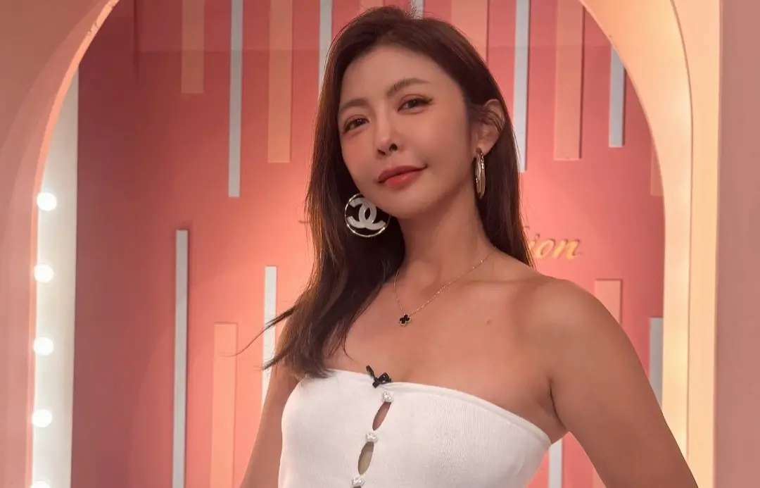 ▲芳瑜近日登上《女人我最大》自爆曾遭詐騙裸照外流，透露因閨蜜胸部黑沒自信，要求看她的胸部顏色，她為了安慰好友，就裸上身自拍，沒想到對方竟是詐騙集團。（圖／芳瑜 FiSha Lee FB）