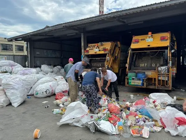 ▲彰化男誤將「20萬支票」丟回收車，清潔隊員僅全花15分鐘找回。（圖／清潔隊提供)