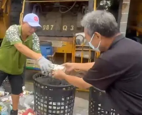 ▲彰化男誤將「20萬支票」丟回收車，清潔隊員僅全花15分鐘找回。（圖／清潔隊提供)