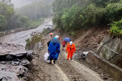 中颱楊柳來襲　里港警助原鄉居民撤離並封路
