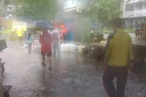 ▲分別前往三地門鄉德文、達來、口社及青山村，對當地居民進行柔性勸離。（圖／里港警分局提供）