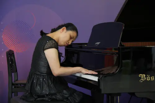 ▲惠明視障者教養院院生李家敏-為名琴共享體驗增添動人樂章。（圖／文化局提供）